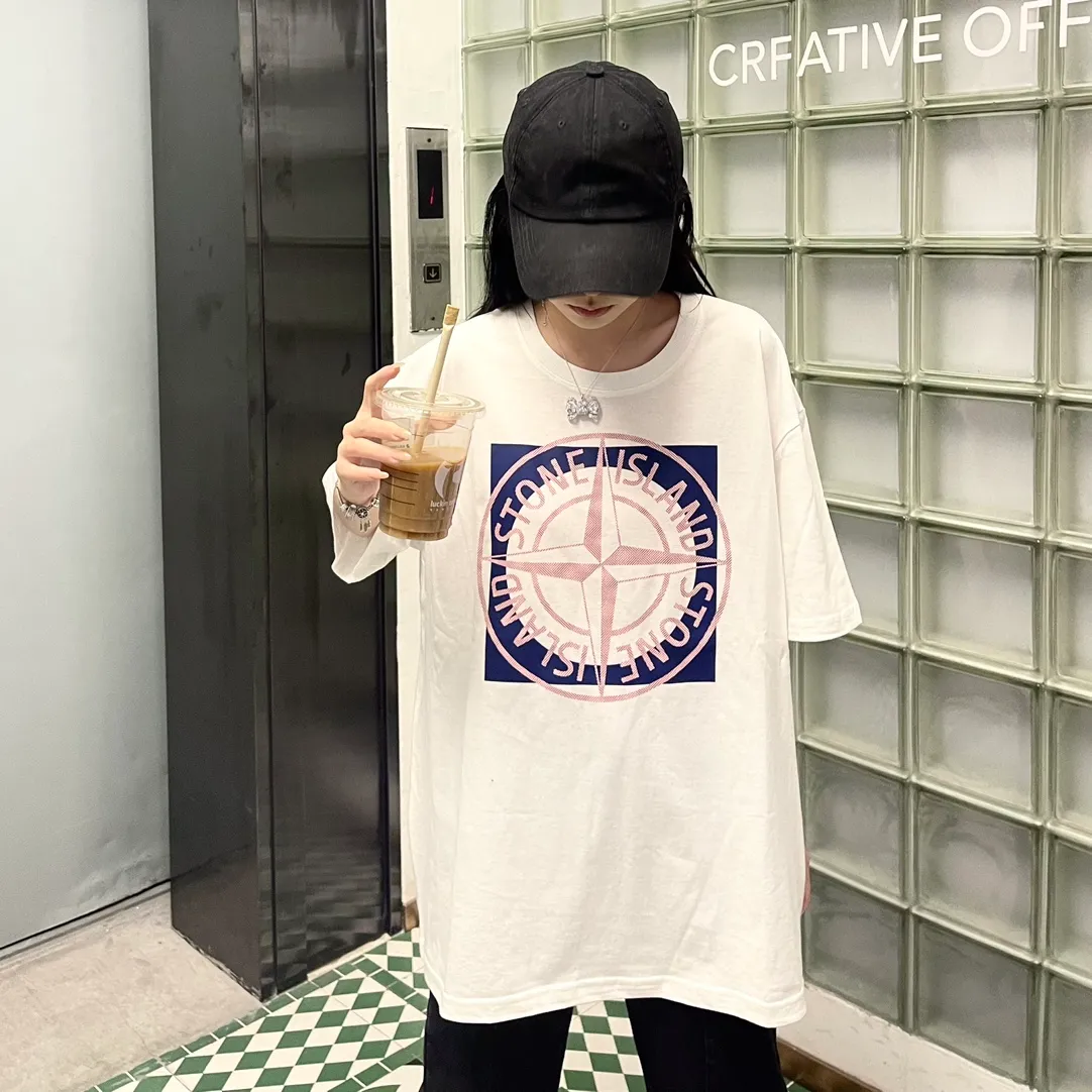 W615#P110💰 [Stone lsland/Stone Island summer new short-sleeved T-shirt with big compass print on the chest] ⚠️[Original creation with high control of details] - Made of 260 grams of combed cotton with 32-count double yarn, soft and comfortable to the touch, sweat-absorbent and breathable. - Simple, basic and versatile style, original quality, the first choice for couples. - Made in a large factory, four needles and five threads on the shoulder, neatly arranged, high quality workmanship. - Same style for men and women. Very versatile, one piece for everyone, details are clearly visible. Color: Black White Size: M L